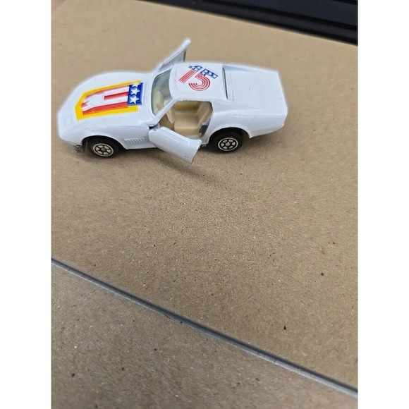 Yatming Chevy Corvette Stingray w/ American Flag No. 1065 1979 Vintage Die cast - Picture 4 of 8